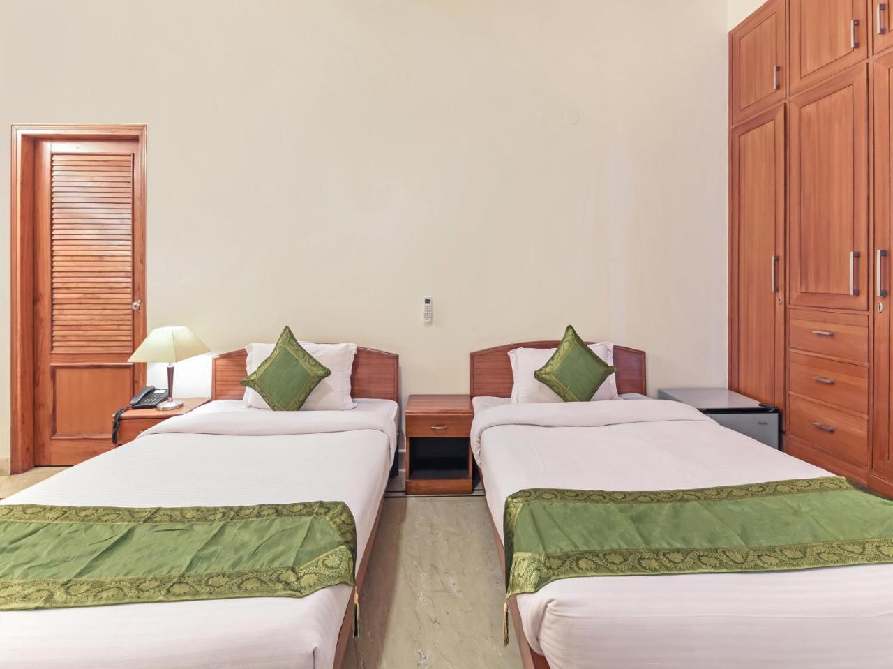 Hotel Treebo Trip The Nest Corporate Greater Noida Exterior foto