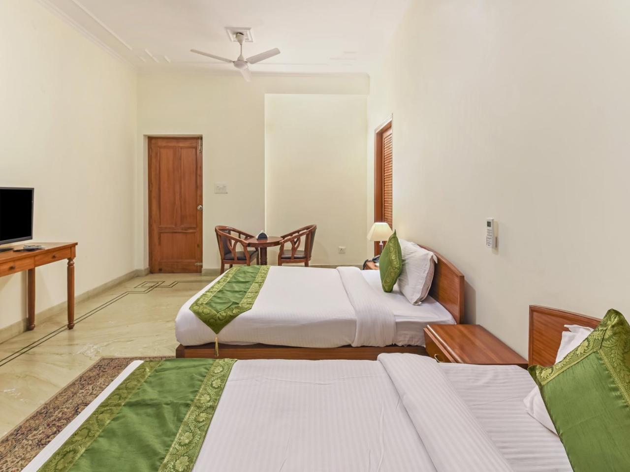 Hotel Treebo Trip The Nest Corporate Greater Noida Exterior foto