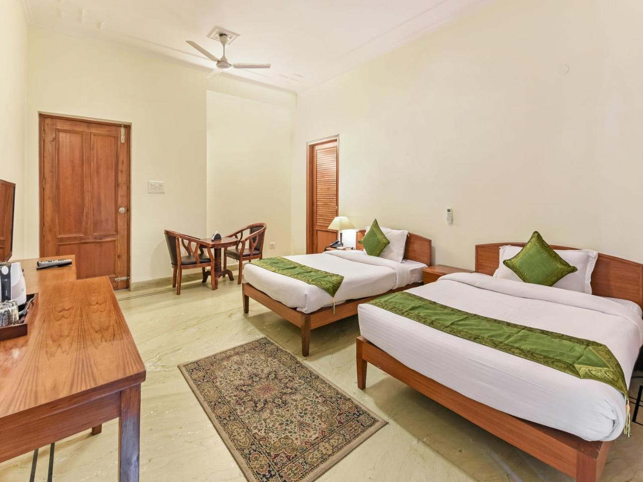 Hotel Treebo Trip The Nest Corporate Greater Noida Exterior foto